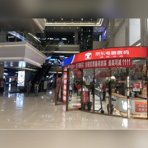 探索现代科技：壮丽景观电脑城图片，品味繁华都市中的数码风景。